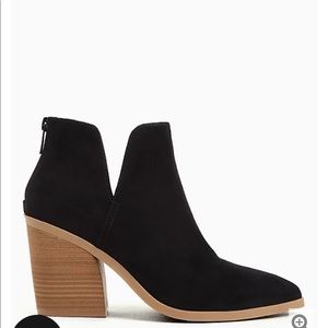 COPY - Black faux suede pointed toe v-cut bootie size 8